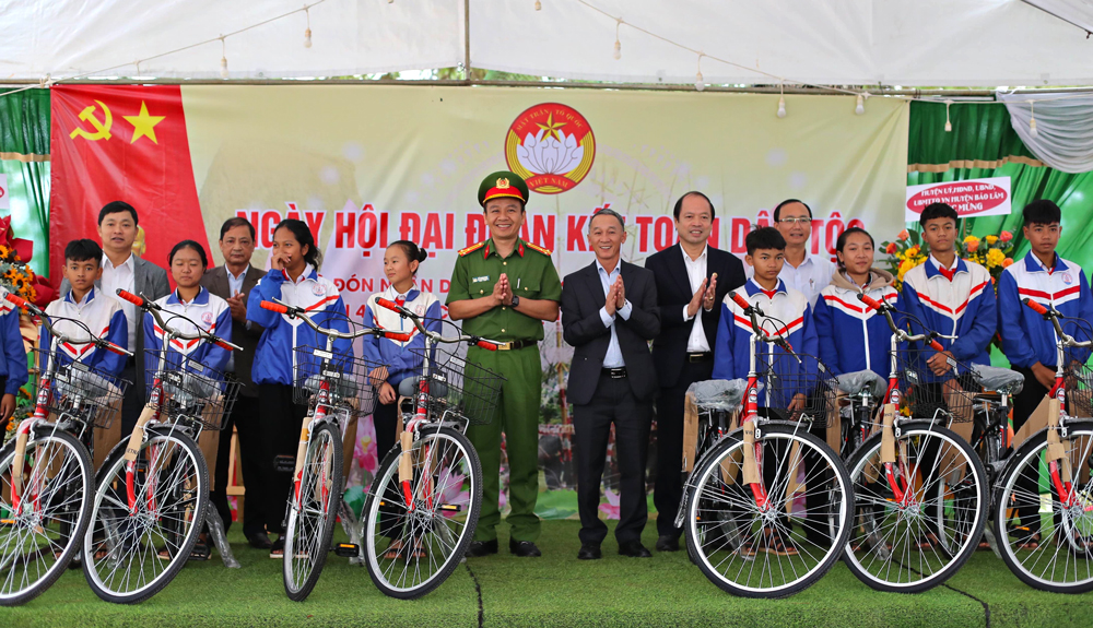 Đồng chí Chủ tịch UBND tỉnh cùng lãnh đạo Công an Quận 12, TP Hồ Chí Minh tặng 20 xe đạp cho các học sinh có hoàn cảnh khó khăn trên địa bàn xã Lộc Tân