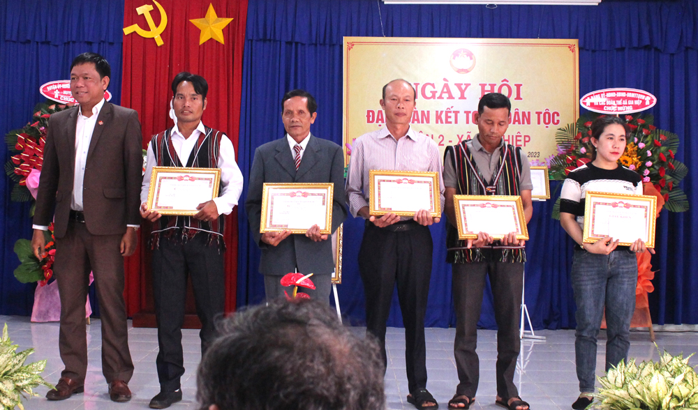 Ủy ban MTTQ Việt Nam huyện Di Linh trao Giấy khen 5 hộ dân tiêu biểu trong xây dựng đời sống văn hóa ở khu dân cư