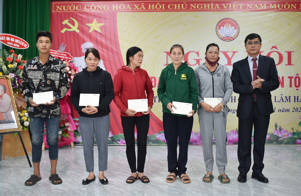 Phó Chủ tịch HĐND tỉnh Nguyễn Khắc Bình - Phó Chủ tịch HĐND tỉnh tặng quà cho hộ nghèo, cận nghèo tại xã Mê Linh