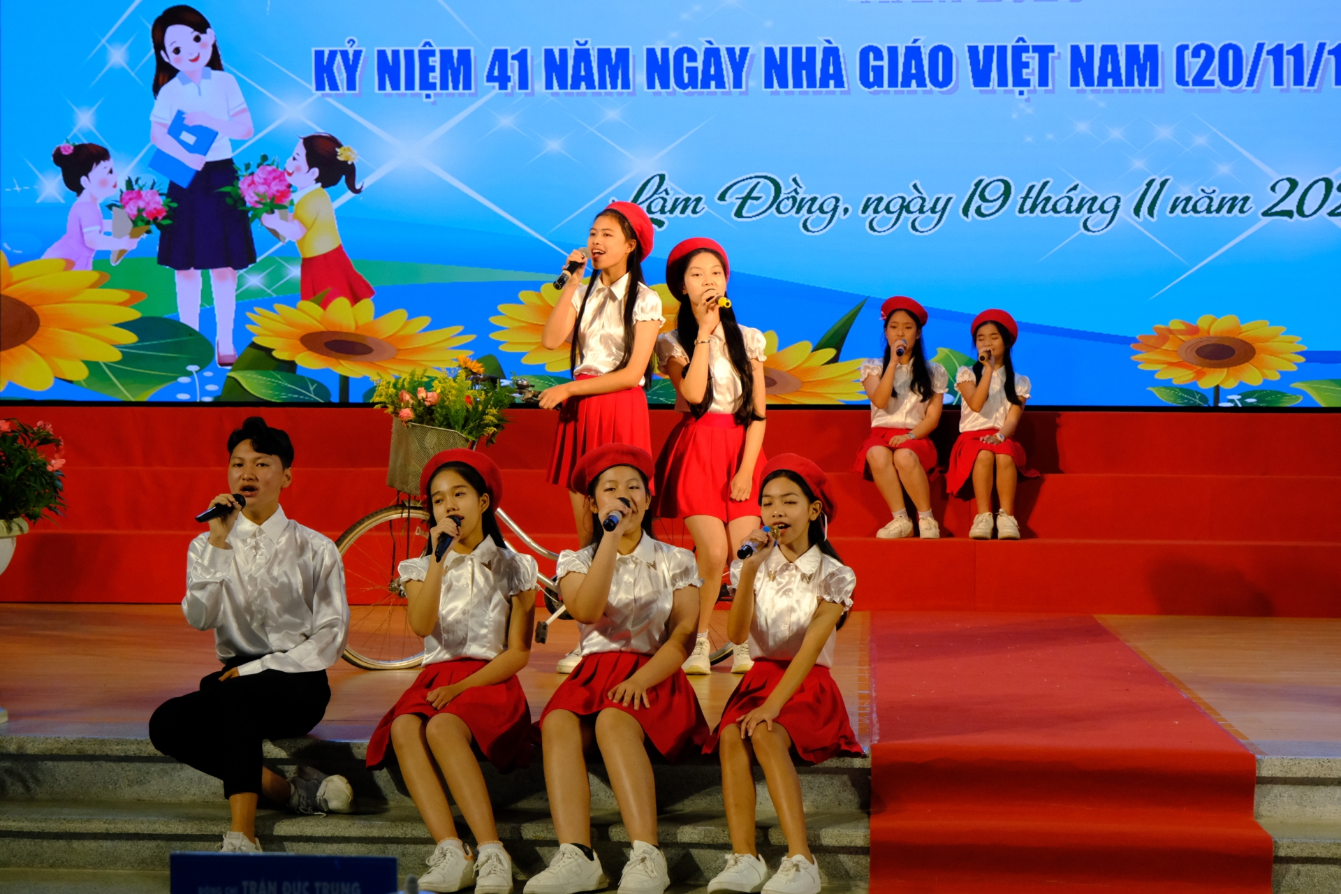 Các em học sinh, đội viên biểu diễn văn nghệ chào mừng Ngày Nhà giáo Việt Nam