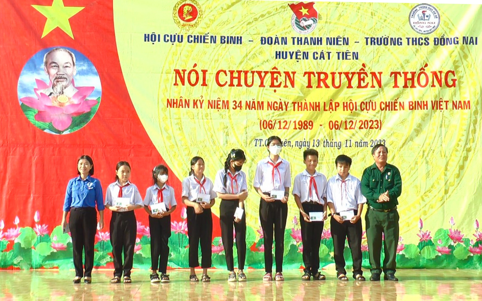 Hội CCB huyện Cát Tiên tặng học bổng cho học sinh nghèo vượt khó
