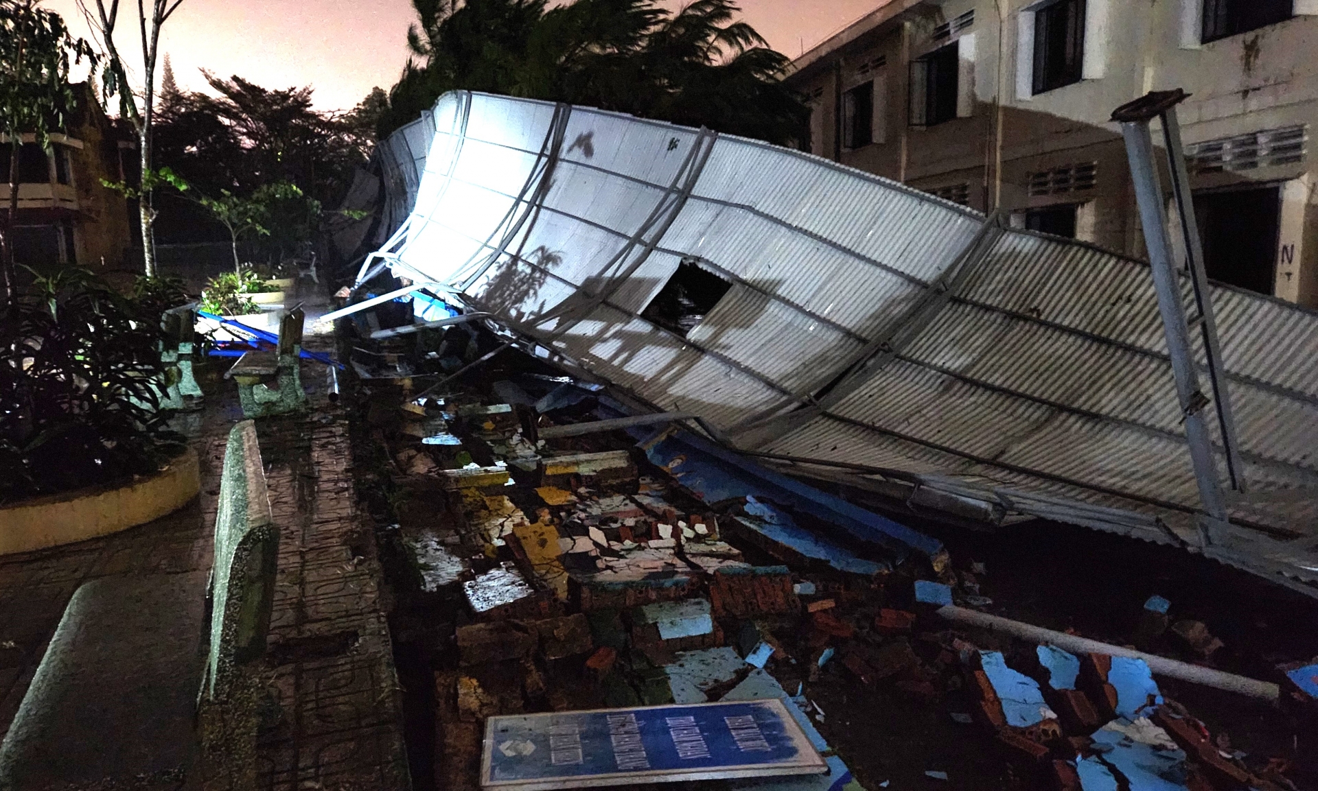 Bảo Lộc: Mưa lớn kéo dài khiến đường phố ngập lênh láng và làm đổ sập hàng chục mét tường rào trường học