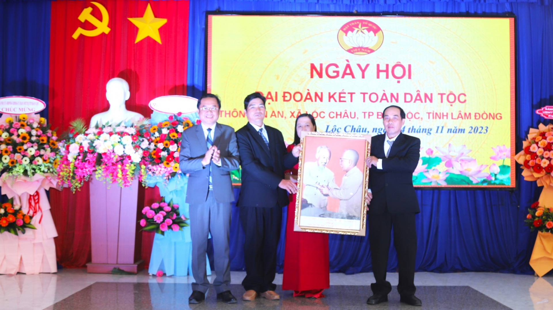 Đồng chí Tôn Thiện Đồng - Ủy viên Ban Thường vụ Tỉnh ủy, Bí thư Thành ủy Bảo Lộc trao tặng bức ảnh Bác Hồ và Bác Tôn cho cán bộ, Nhân dân thôn Tân An