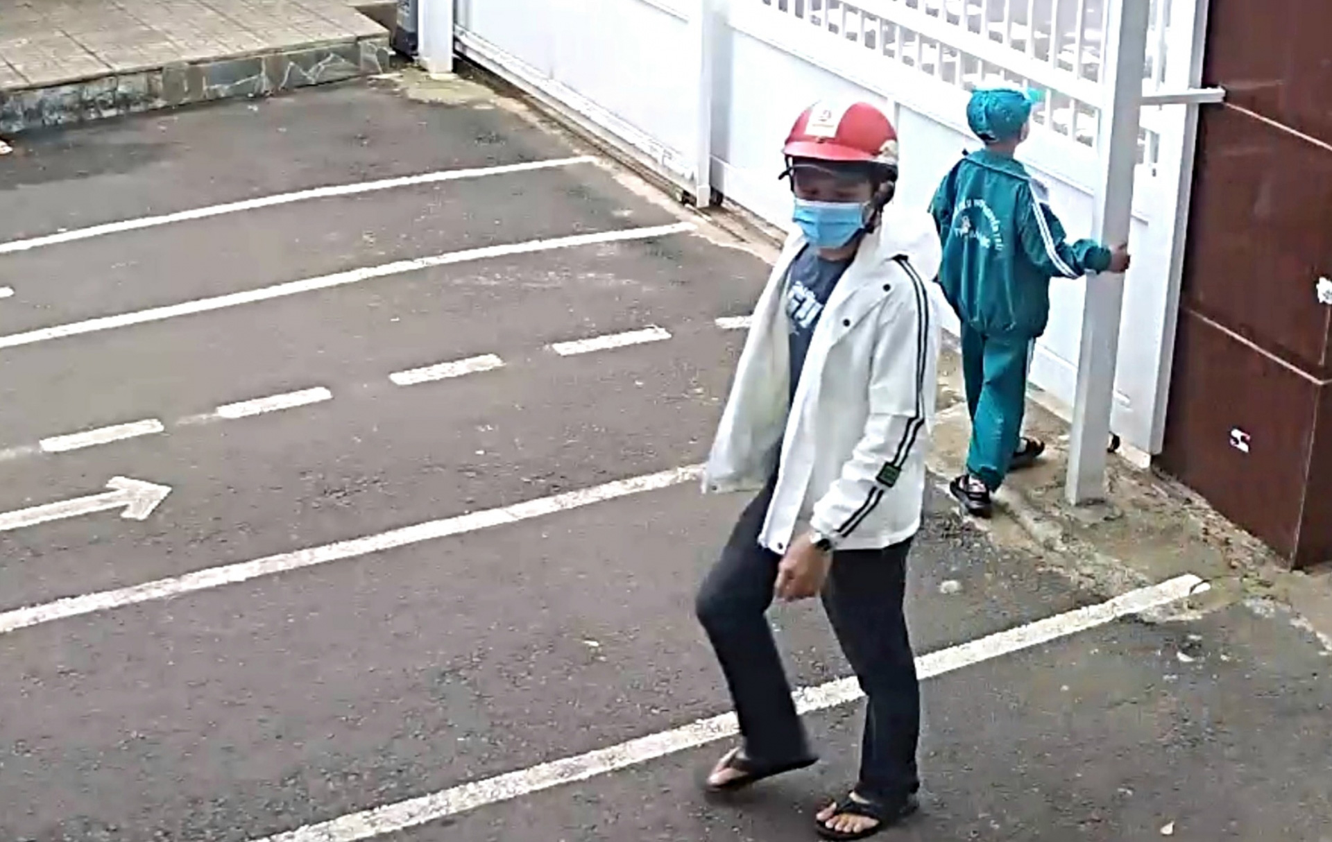 Camera tại trường Tiểu học Nguyễn Trãi ghi lại hình ảnh đối tượng Đạt đột nhập vào trường
