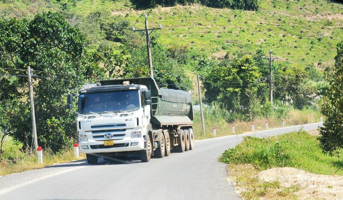 Xe chở đá trọng tải lớn chiếm hết phần đường lưu thông của các phương tiện khác trên tuyến đường dân sinh qua thôn 2 và thôn 3 (xã Đạ PLoa)