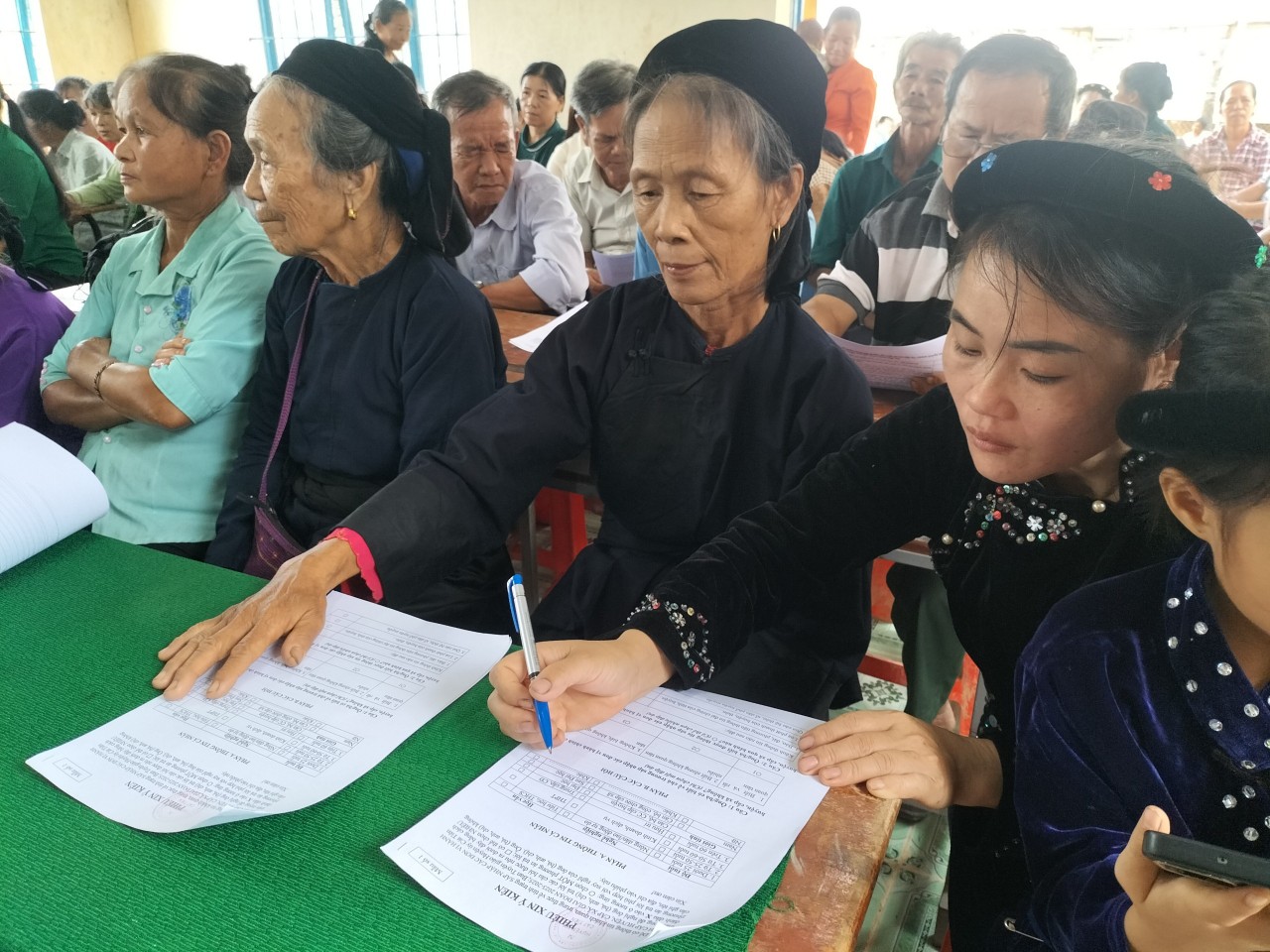 Người dân Cát Tiên tham gia khảo sát, lấy ý kiến về việc sáp nhập các đơn vị hành chính trên địa bàn. 
