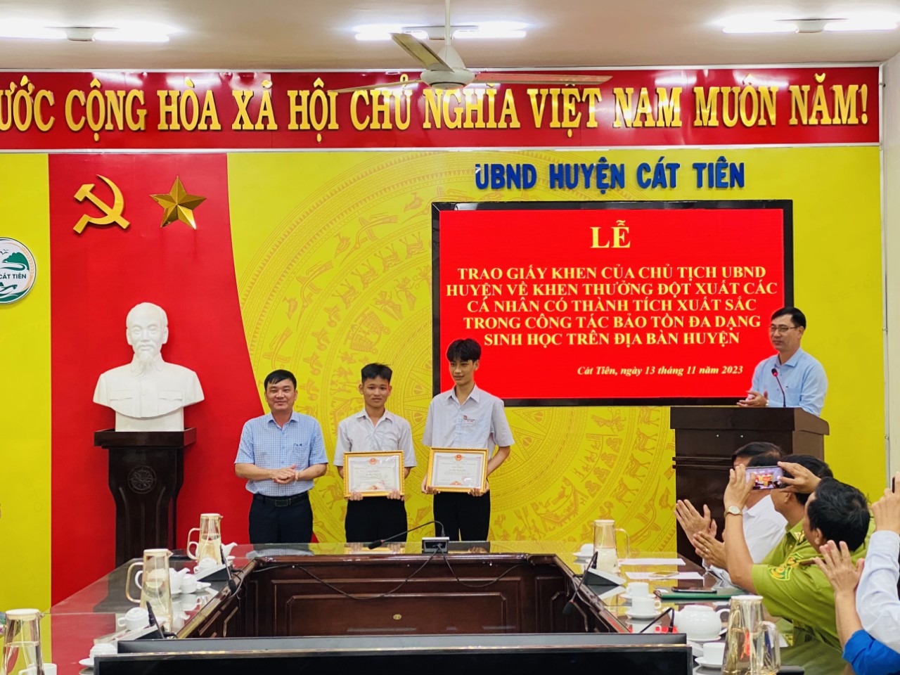 Chủ tịch UBND huyện Cát Tiên Nguyễn Hoàng Phúc trao tặng khen thưởng của UBND huyện cho 2 em học sinh. 