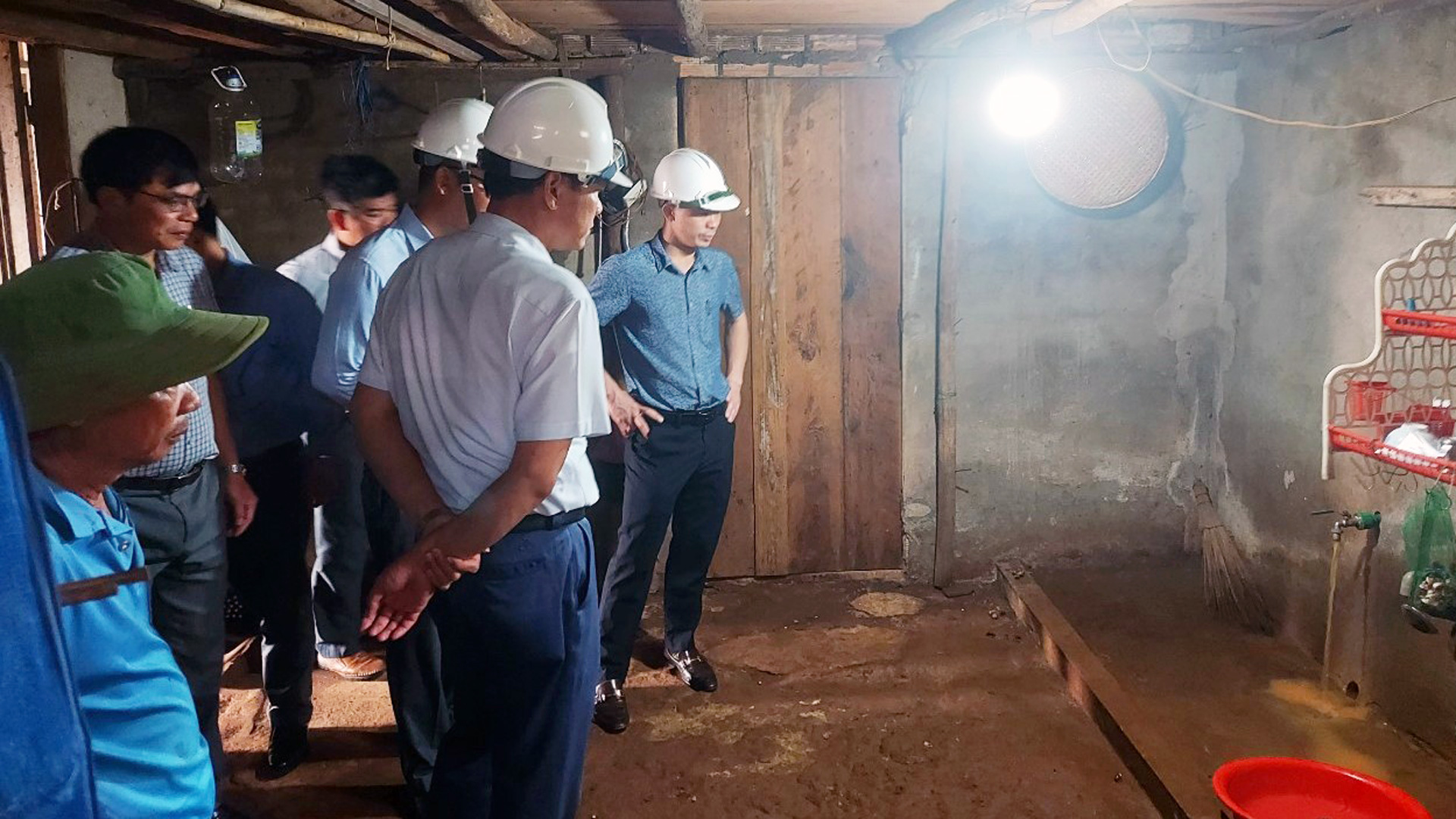 Đoàn kiểm tra huyện Bảo Lâm tiến hành kiểm tra nguồn nước giếng sinh hoạt tại một hộ dân trên địa bàn Thôn 7 (xã Lộc Ngãi)