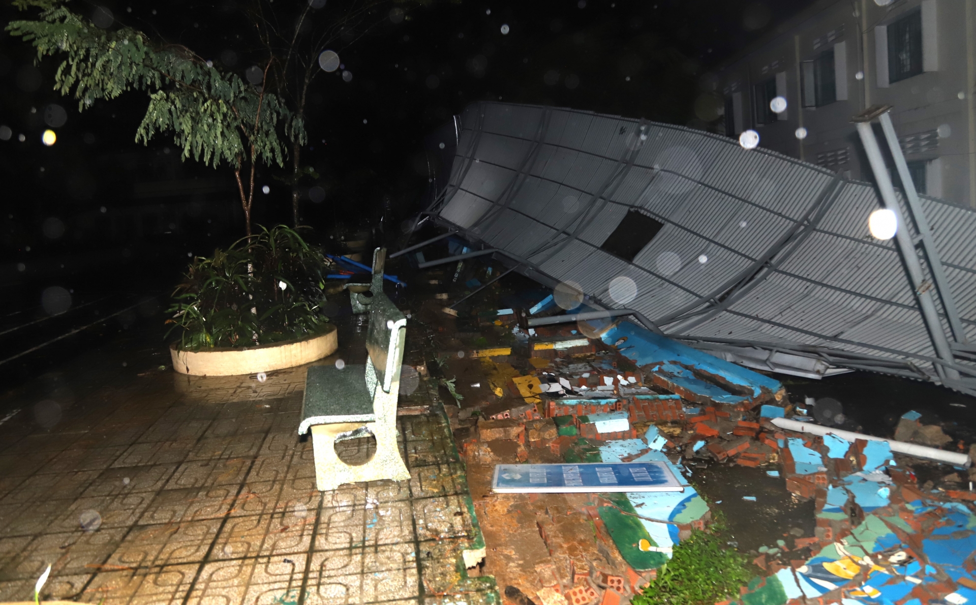 Hơn 50 tường rào và nhà chờ học sinh tại trường Tiểu học Nguyễn Trãi bị xô đổ hoàn toàn