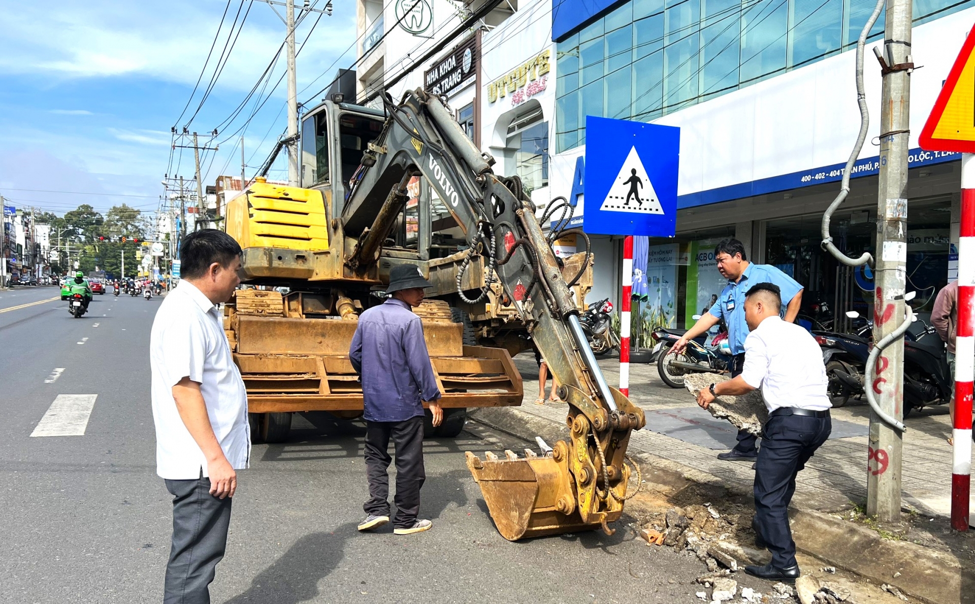 Bảo Lộc: Tháo dỡ các công trình lấn chiếm vỉa hè, hành lang lộ giới đường bộ