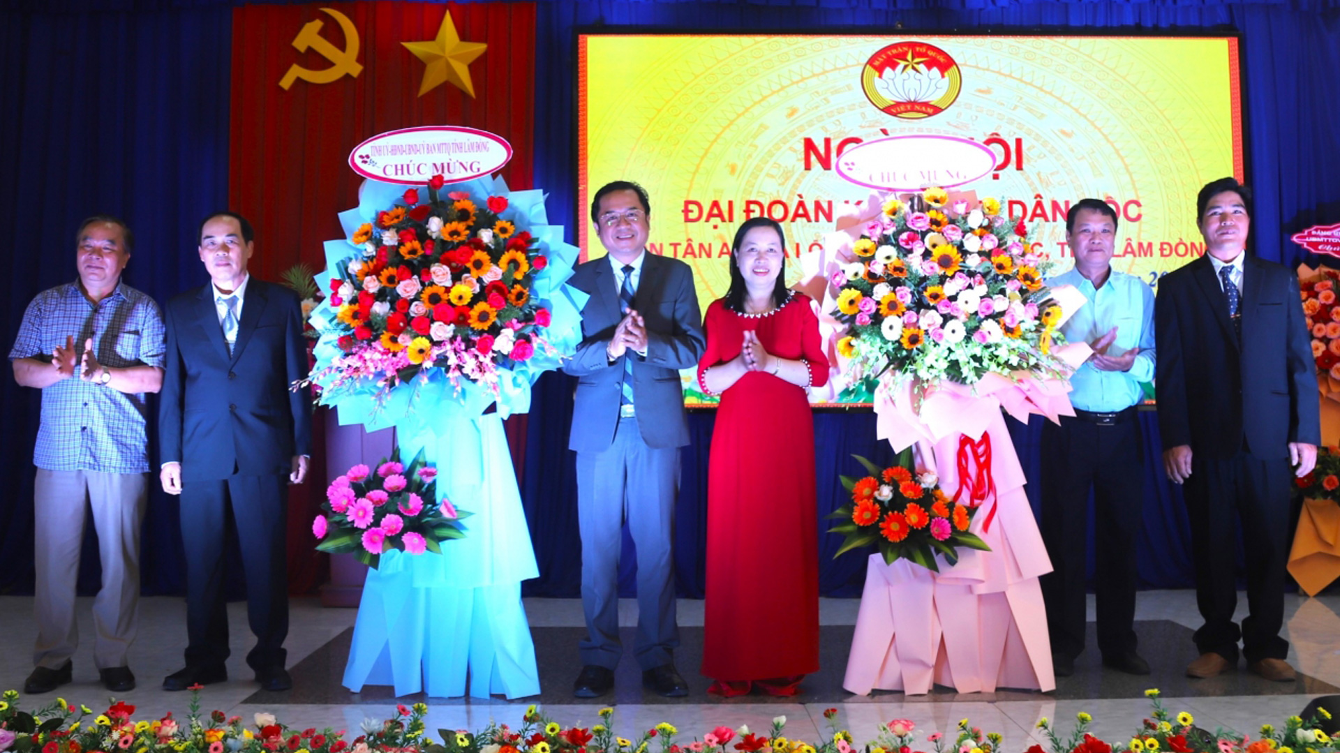 Đồng chí Tôn Thiện Đồng và lãnh đạo TP Bảo Lộc tặng hoa chúc mừng cán bộ, Nhân dân thôn Tân An nhân kỷ niệm 93 năm ngày thành lập Mặt trận Dân tộc thống nhất Việt Nam