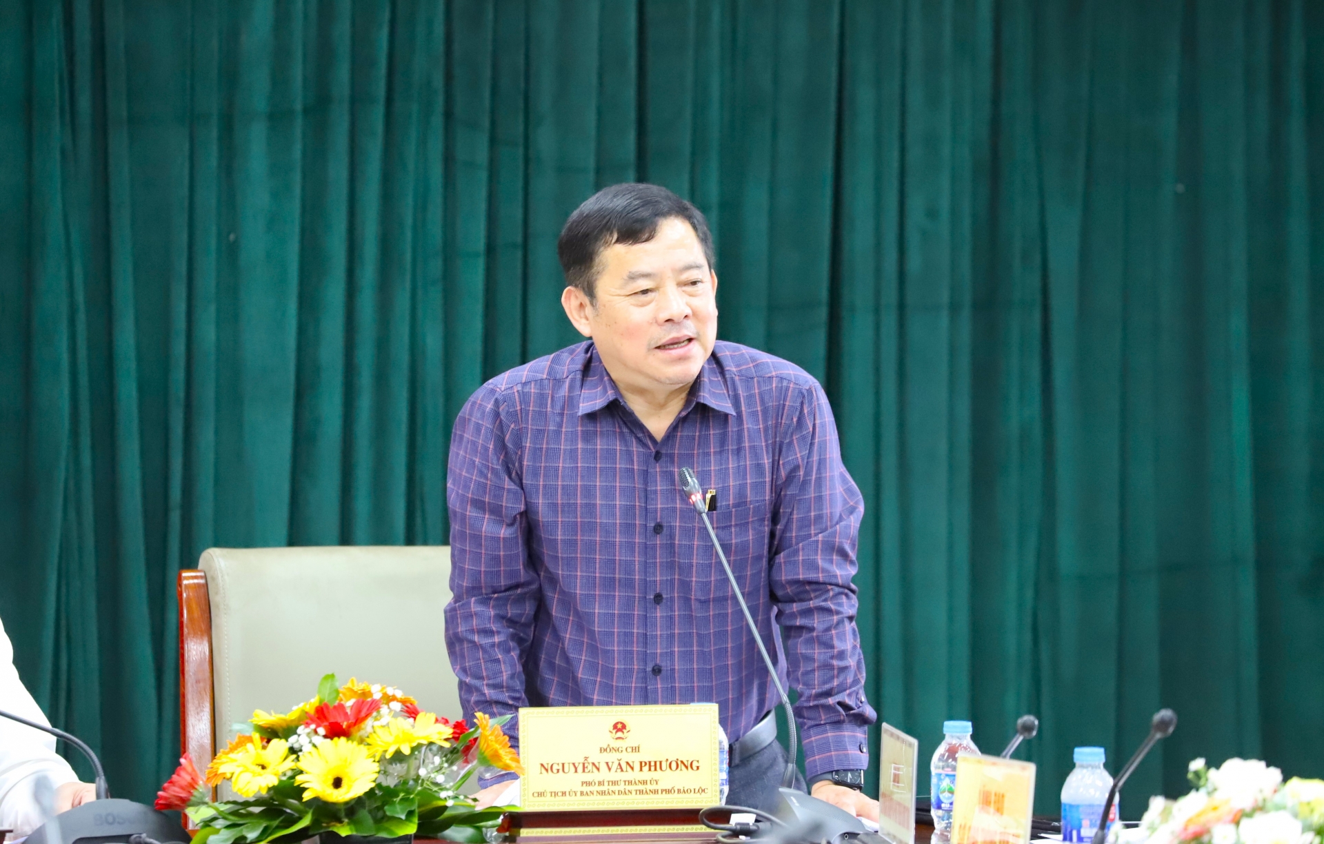Chủ tịch UBND TP Bảo Lộc phát biểu nêu lên các giải pháp, nhiệm vụ mà TP Bảo Lộc đã và đang triển khai để hoàn thành kế hoạch phát triển kinh tế - xã hội năm 2023