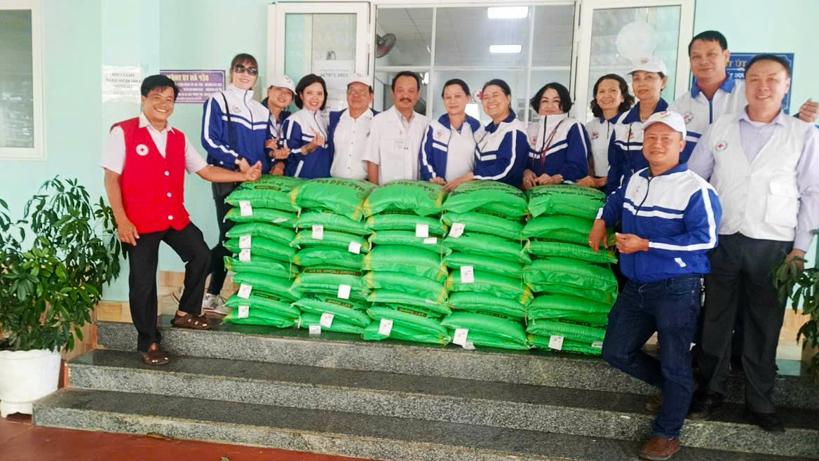 Bảo Lộc: Trao tặng 1 tấn gạo và tủ nấu cơm cho bếp ăn tình thương