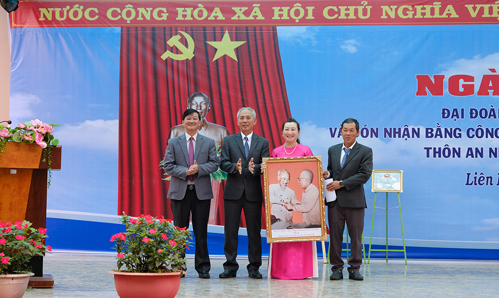 Đồng chí Trần Đức Quận tặng bức ảnh Bác Hồ và Bác Tôn động viên tinh thần Nhân dân và cán bộ thôn An Ninh
