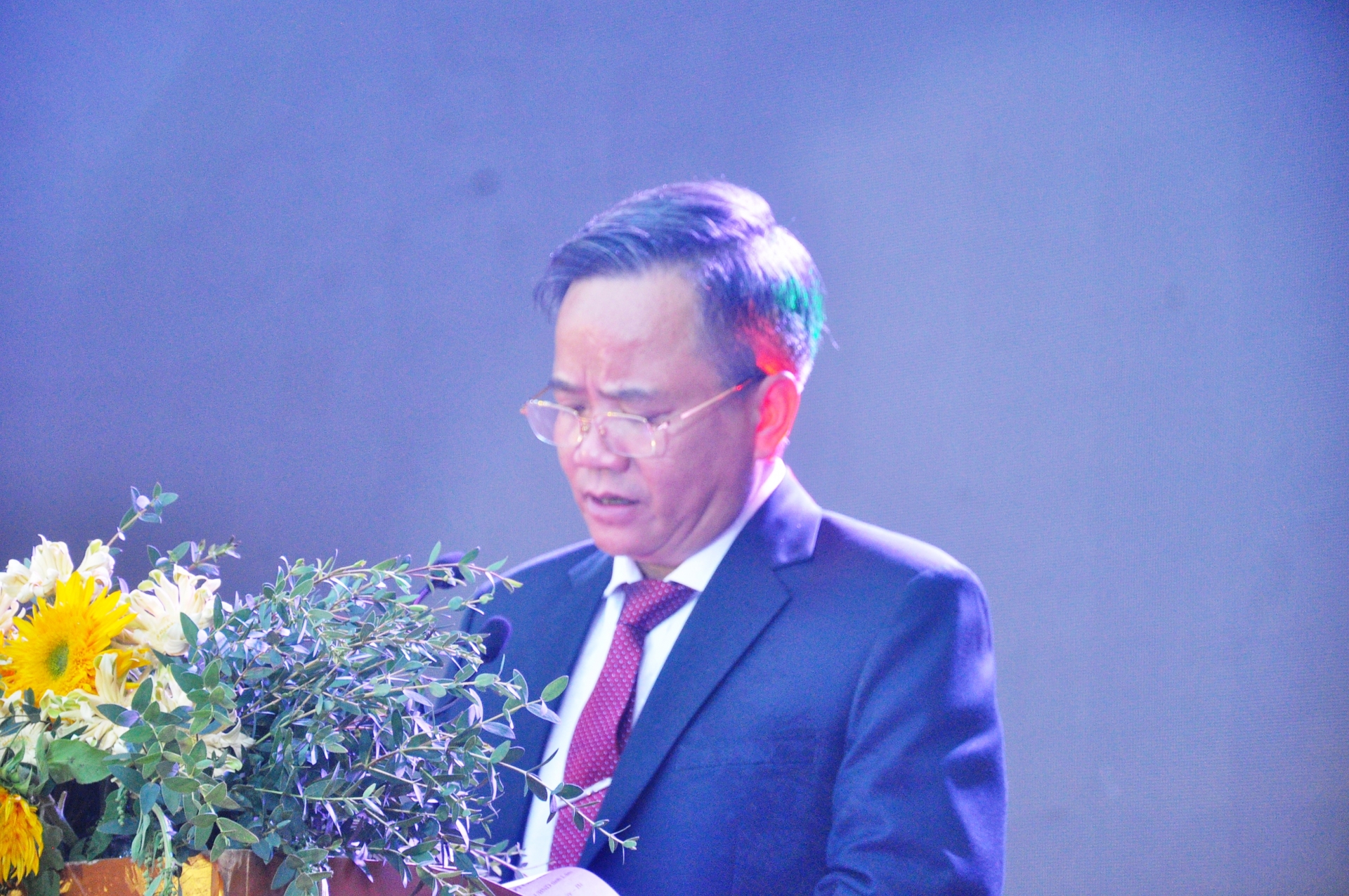 Thầy Đào Mạnh Trinh - Hiệu trưởng nhà trường đọc diễn văn ôn lại truyền thống