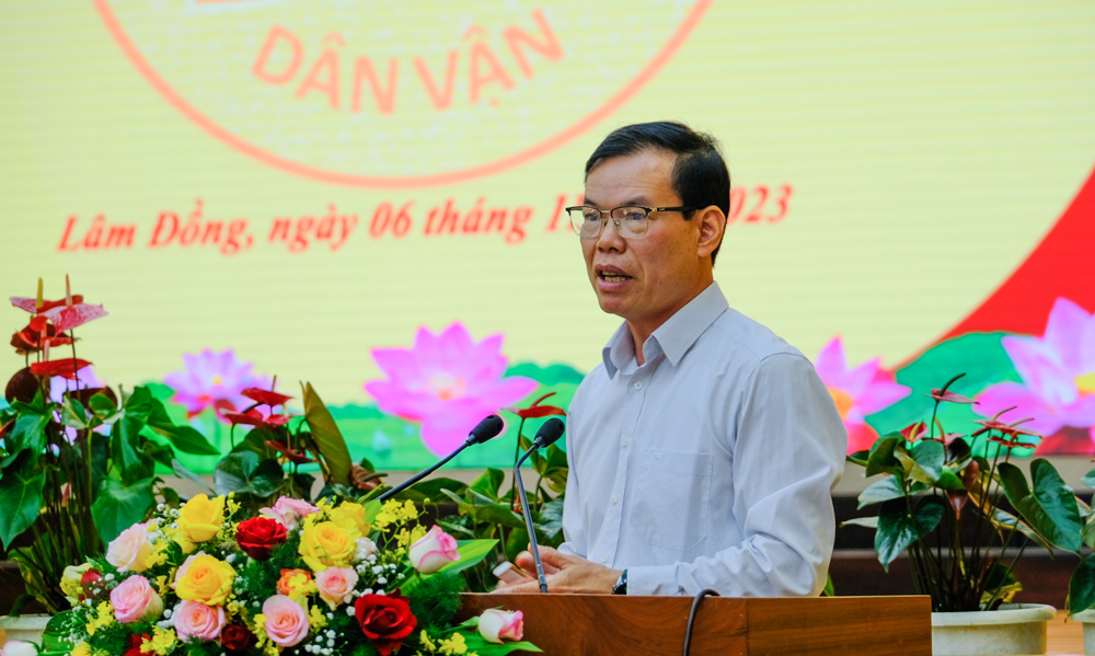 Đồng chí Triệu Tài Vinh - Phó Trưởng Ban Dân vận Trung ương phát biểu tại hội nghị