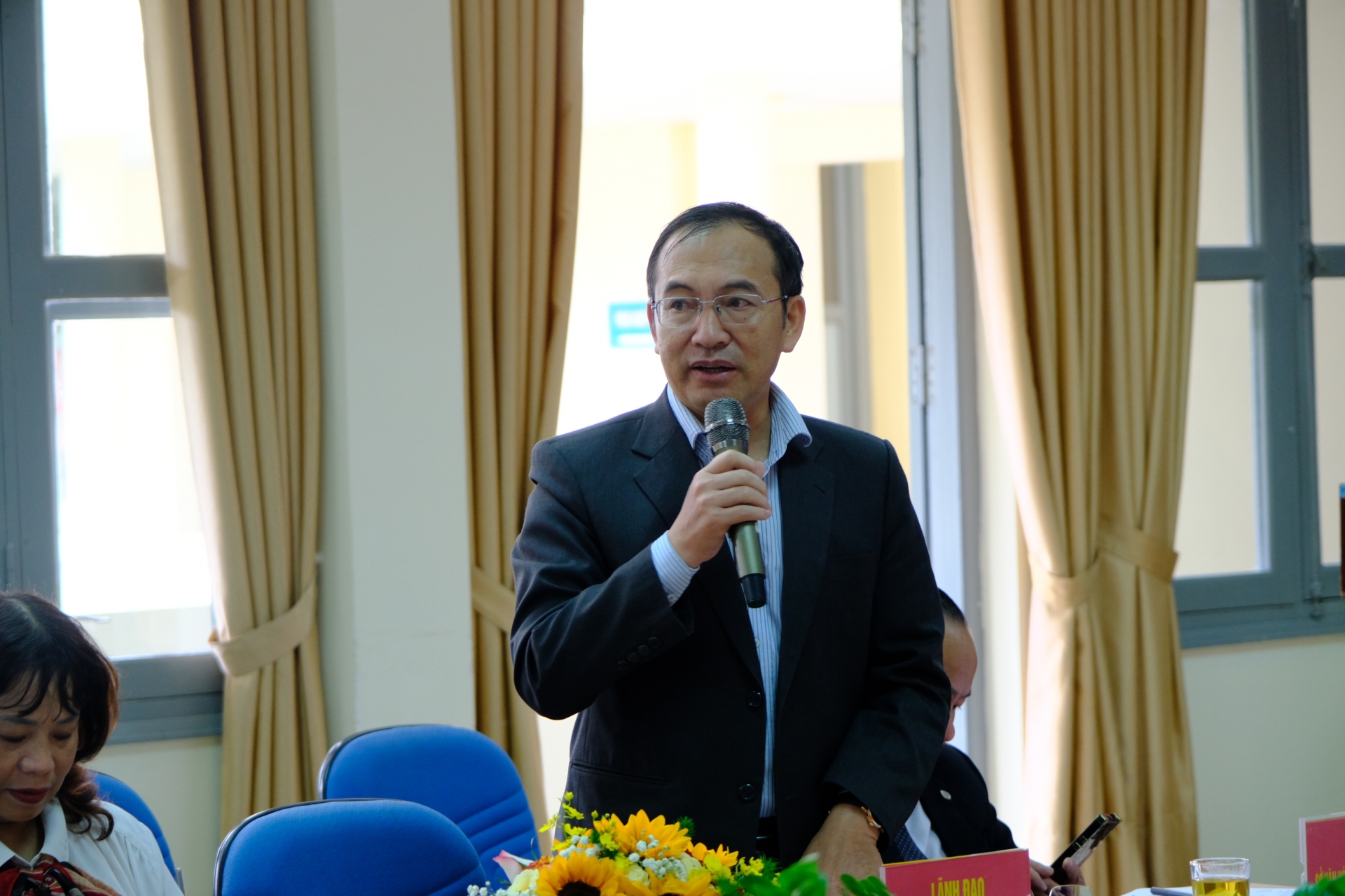 Đồng chí Trần Đức Lợi  - Phó giám đốc Sở  giáo dục và Đào tạo chia sẻ, giải đáp các ý kiến của các đại biểu. 