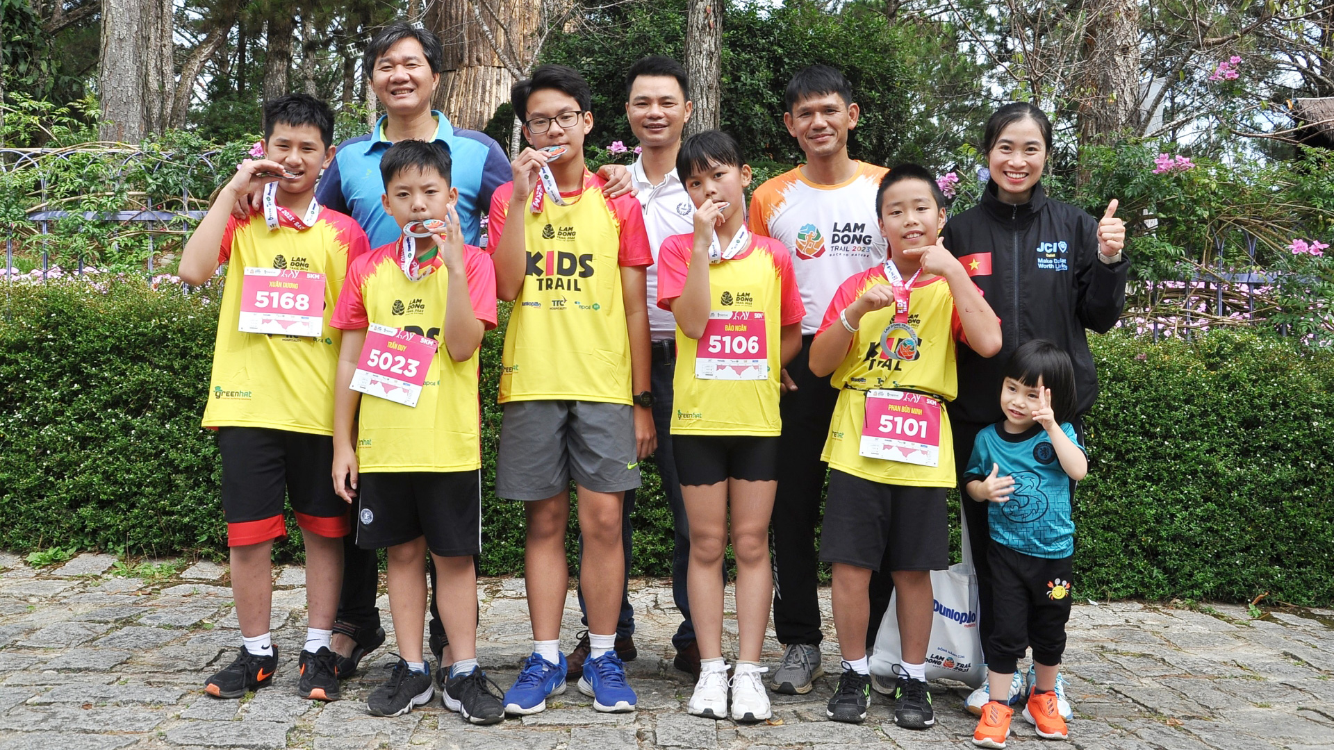 Một nhóm các gia đình công tác tại Đại học Đà Lạt đưa con mình trải nghiệm đường chạy