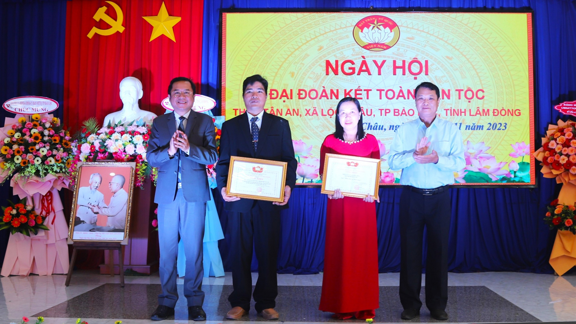 Cán bộ, Nhân dân thôn Tân An (xã Lộc Châu) nhận Quyết định công nhận Khu dân cư kiểu mẫu và Bằng khen của Ủy ban MTTQ Việt Nam tỉnh Lâm Đồng trao tặng