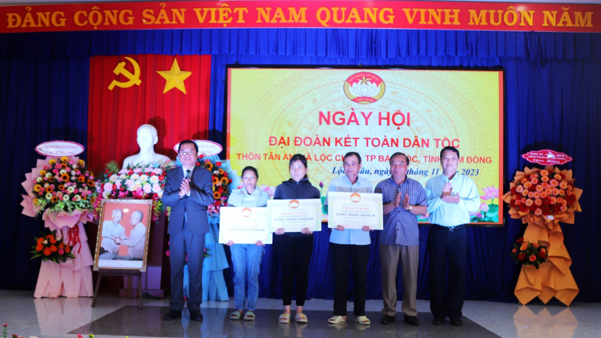 Bí thư Thành ủy Bảo Lộc Tôn Thiện Đồng và Phó Chủ tịch UBND TP Bảo Lộc Phùng Ngọc Hạp trao tặng quà cho hộ nghèo xã Lộc Châu
