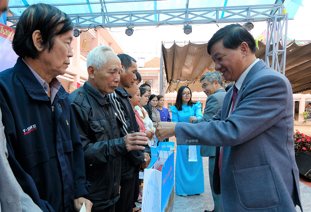 Bí thư Tỉnh ủy Trần Đức Quận tặng quà cho các hộ gia đình có hoàn cảnh khó khăn thôn An Ninh