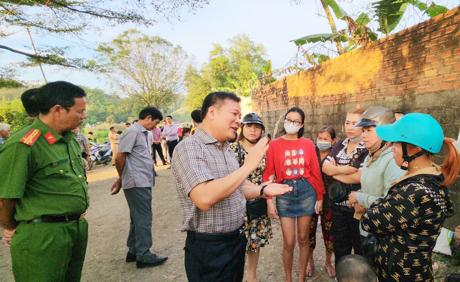 Đạ Tẻh: Người dân chặn đường yêu cầu chủ trại heo giải quyết dứt điểm ô nhiễm