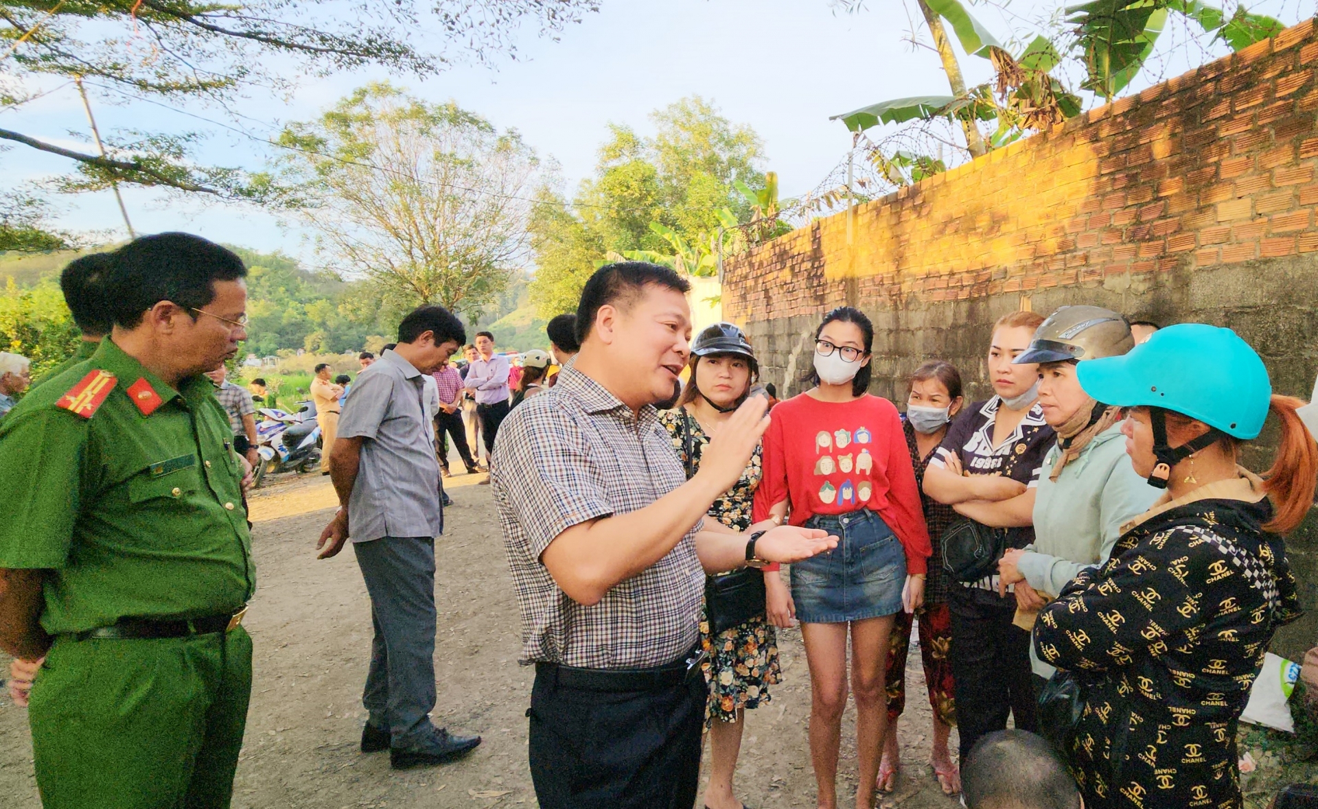 Chủ tịch UBND huyện Đạ Tẻh Tống Giang Nam gặp gỡ, trao đổi và tiếp thu ý kiến phản ánh của người dân liên quan đến trại heo gây ô nhiễm môi trường