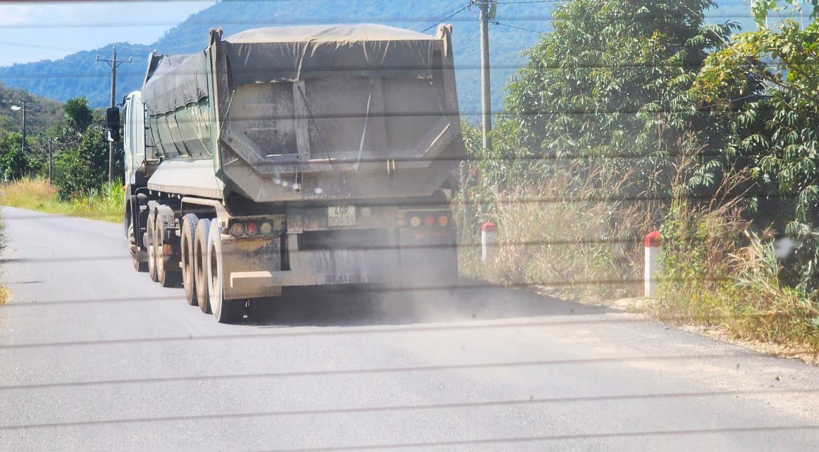 Xe ben chở đá trọng tải lớn lưu thông trên đường dân sinh 2 thôn 3 và 4 (xã Đạ PLoa) khiến bụi bay mù mịt tiềm ẩn nguy cơ mất an toàn giao thông