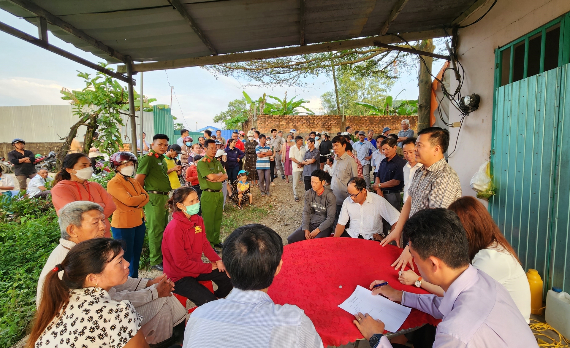 Lãnh đạo huyện Đạ Tẻh gặp mặt đối thoại với người dân Thôn 1 (xã Triệu Hải) vào chiều ngày 22/11