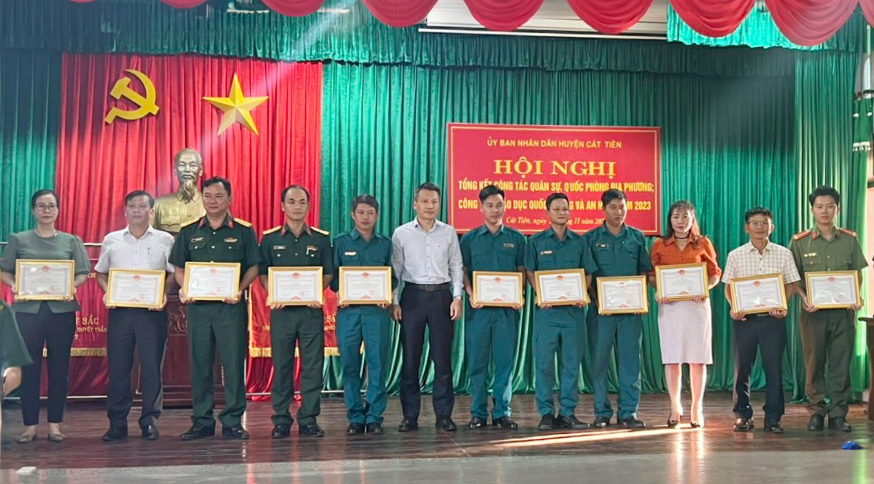Đồng chí Nguyễn Tiến Dũng - Bí thư Huyện ủy Cát Tiên khen thưởng cho các cá nhân có thành tích trong công tác vụ quân sự, quốc phòng địa phương năm 2023