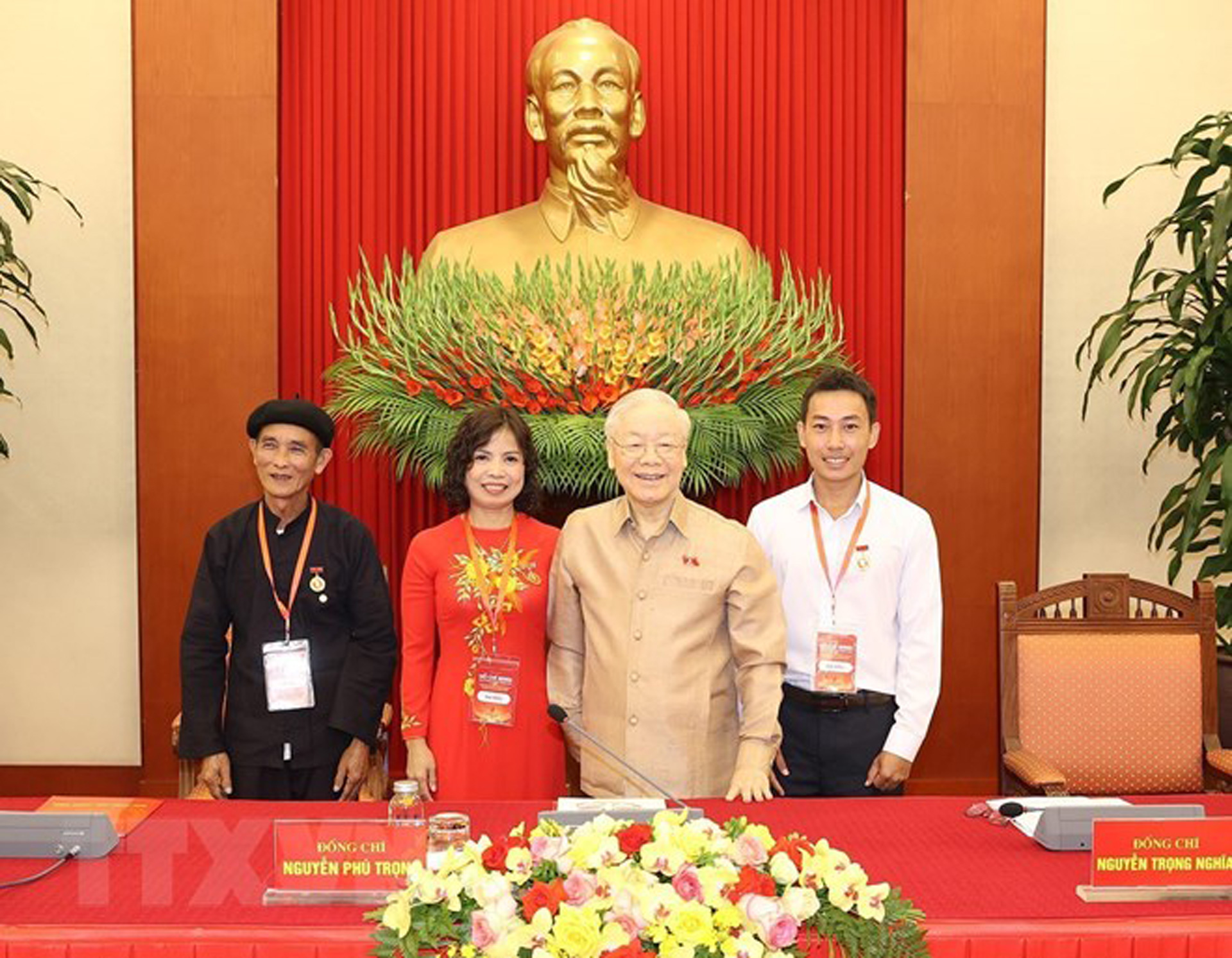 Anh Nguyễn Thái Sơn, xã Quảng Trị, huyện Đạ Tẻh (áo trắng) và 2 điển hình tiêu biểu toàn quốc chụp hình lưu niệm cùng Tổng Bí thư