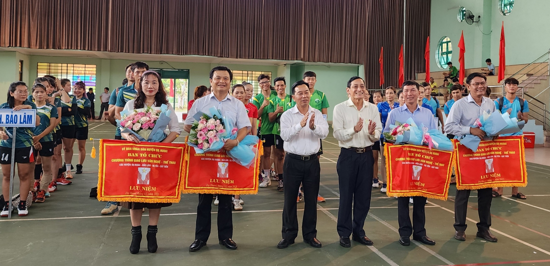 Lãnh đạo huyện Đạ Huoai tặng cờ lưu niệm và hoa cho các đoàn tham gia giao lưu bóng chuyền, văn nghệ