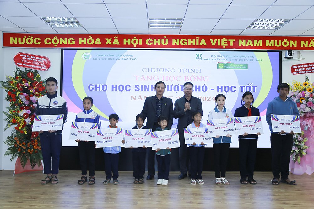 Trao 80 suất học bổng trị giá 160 triệu đồng cho trẻ em nghèo hiếu học Lâm Đồng