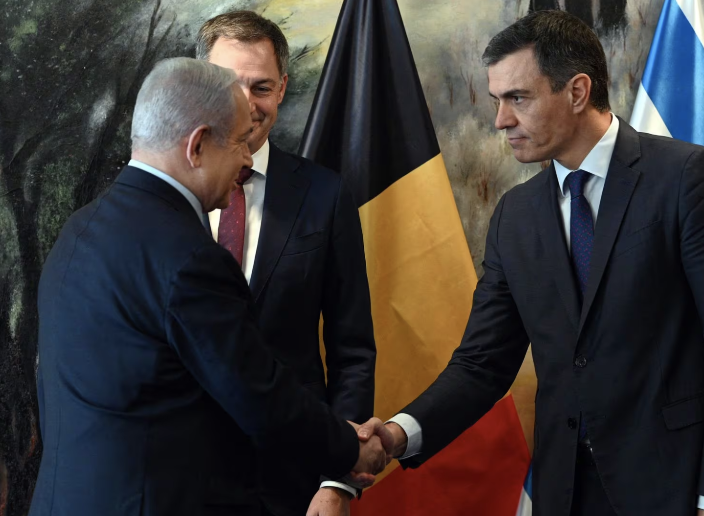 Thủ tướng Israel Benjamin Netanyahu (trái) bắt tay Thủ tướng Tây Ban Nha Pedro Sánchez (phải) bên cạnh Thủ tướng Bỉ Alexander De Croo trong cuộc gặp mới đây ở Jerusalem