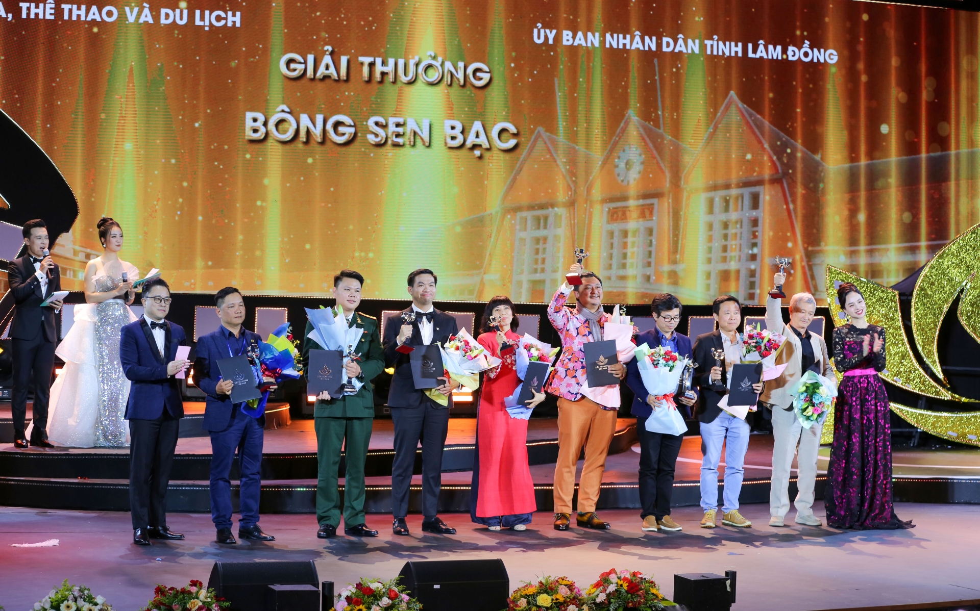 Trao giải Bông sen bạc