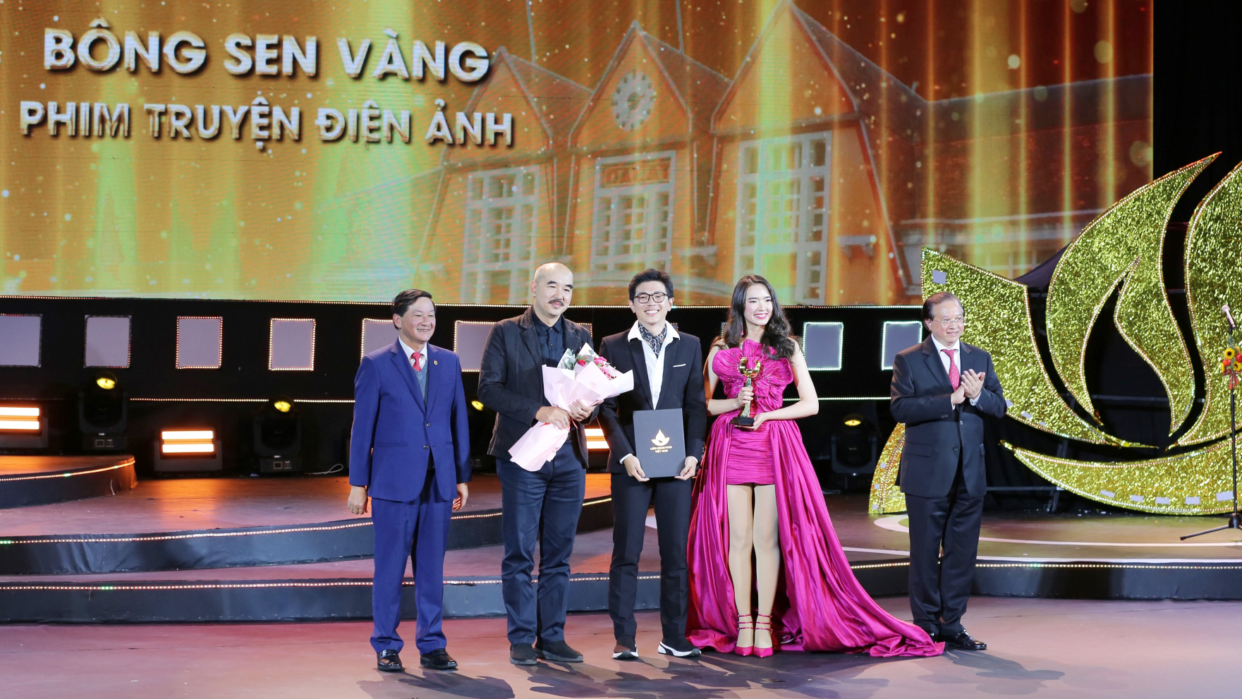 Bí thư Tỉnh ủy Lâm Đồng Trần Đức Quận và Thứ trưởng Bộ VH-TT-DL Tạ Quang Đông trao giải Bông sen vàng Phim truyện điện ảnh