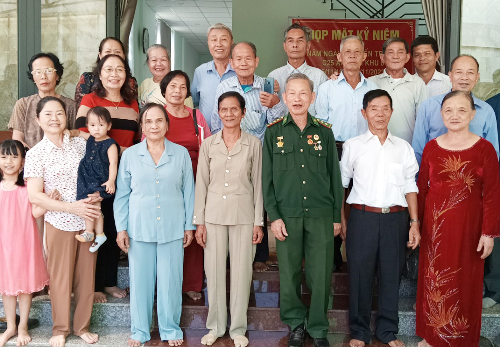 Anh em C25 cũ và vợ con trong ngày gặp mặt tại Bảo Lộc