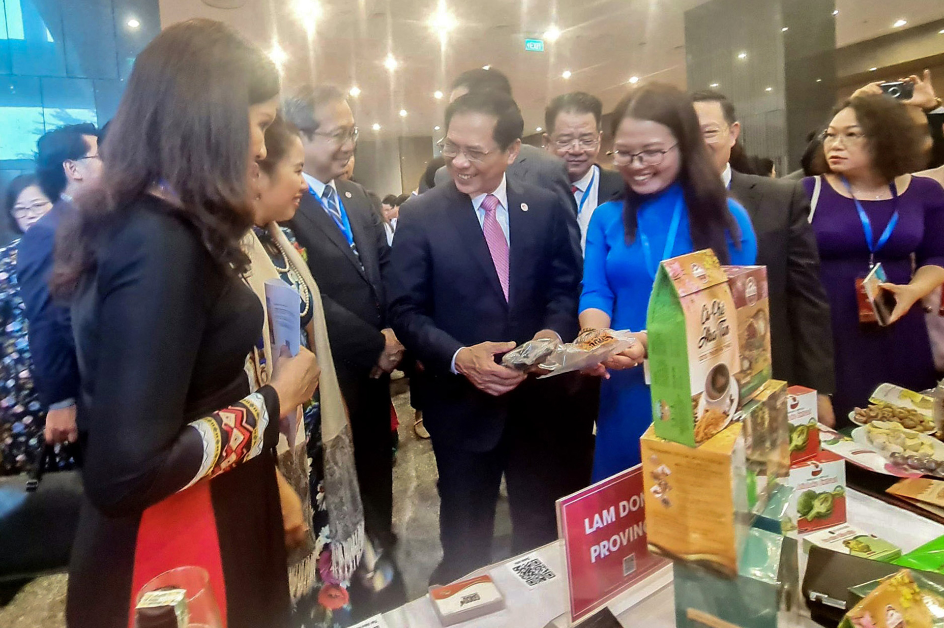 Bộ trưởng Bộ Ngoại giao Bùi Thanh Sơn thăm gian hàng của tỉnh Lâm Đồng
