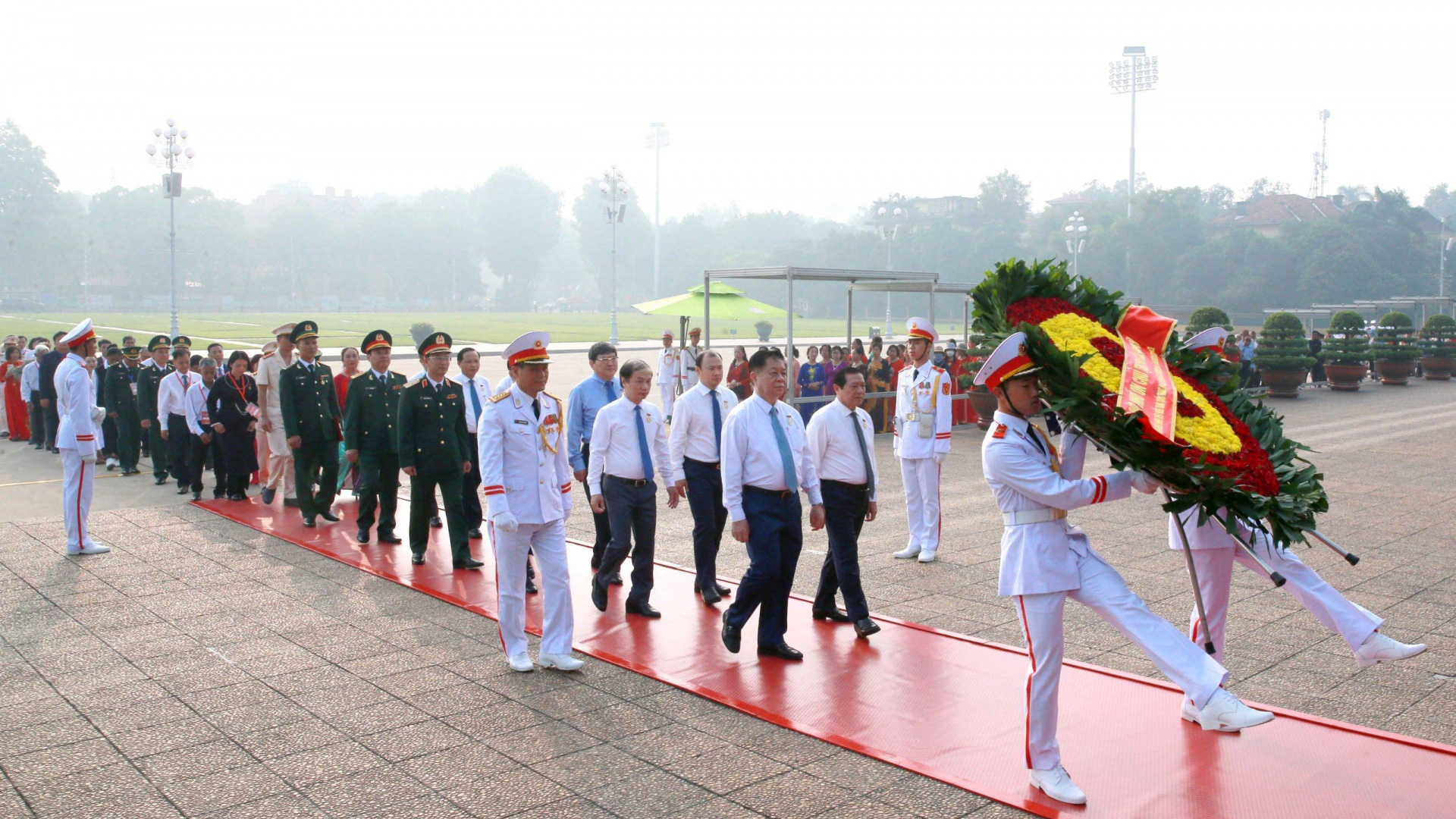 Các đại biểu vào lăng viếng Chủ tịch Hồ Chí Minh