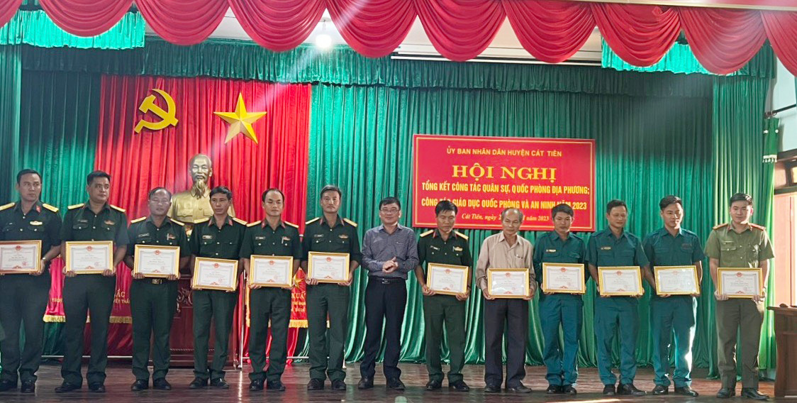 Đồng chí Nguyễn Hoàng Phúc - Chủ tịch UBND huyện Cát Tiên khen thưởng cho các tập thể, cá nhân có thành tích trong công tác quân sự, quốc phòng địa phương năm 2023