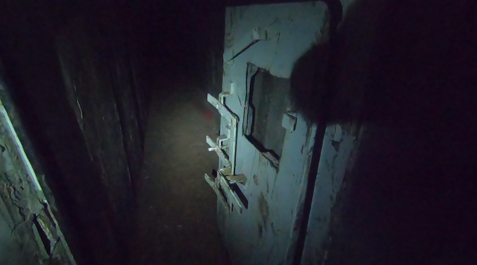 Cánh cửa màu xám cuối đường hầm IDF phát hiện vào tuần trước ở dưới bệnh viện Al-Shifa tại Dải Gaza