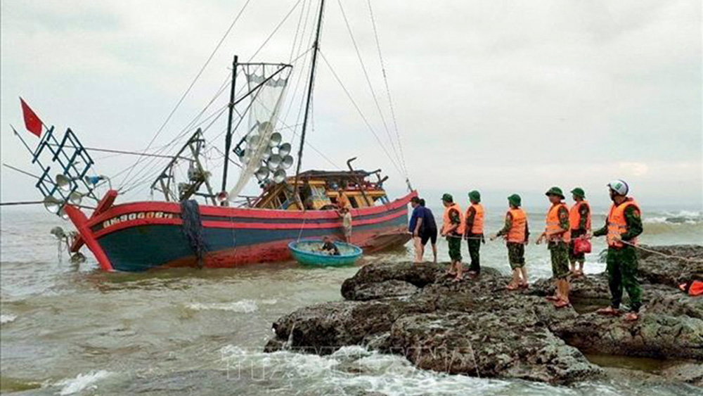 Cán bộ, chiến sĩ đồn Biên phòng Cửa Tùng (Quảng Trị) cứu hộ thuyền viên gặp nạn trên biển