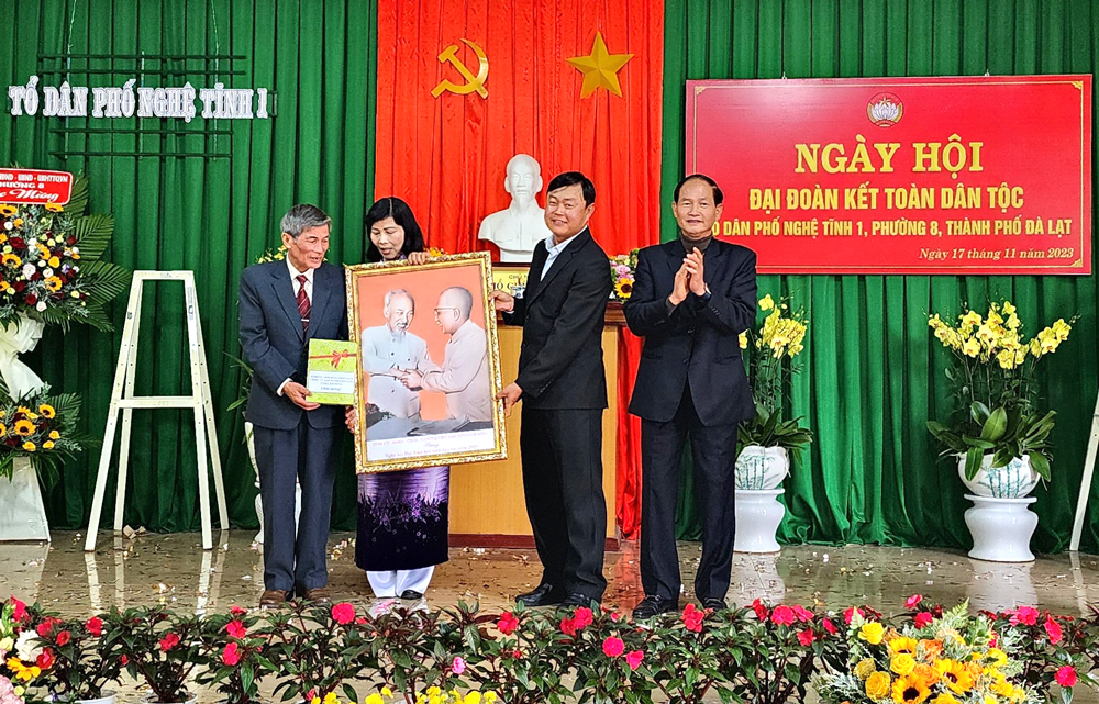 Đồng chí Nguyễn Trọng Ánh Đông - Ủy viên Ban Thường vụ, Trưởng Ban Tổ chức Tỉnh ủy trao tặng bức tranh Bác Hồ và Bác Tôn cho nhân dân Tổ dân phố Nghệ Tĩnh 1