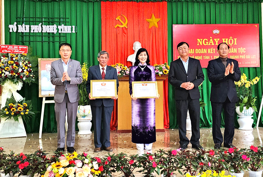 Đồng chí Nguyễn Trọng Ánh Đông trao quyết định công nhận Khu dân cư kiểu mẫu và bằng khen của Ủy ban MTTQ Việt Nam tỉnh cho Tổ dân phố Nghệ Tĩnh 1