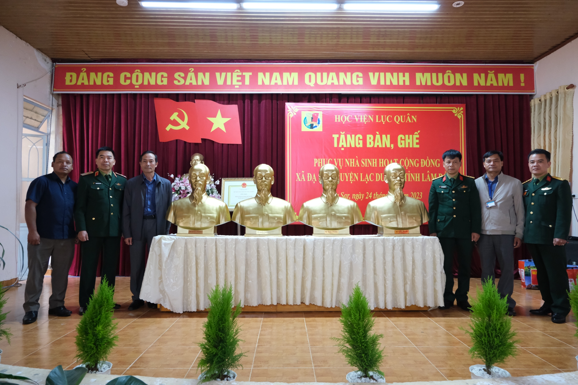 Thiếu tướng Nguyễn Công Sơn - Phó Chính ủy Học viện Lục quân và Thượng tá Phan Thanh Trâm - Phó Chủ nhiệm Chính trị Học viện Lục quân trao tượng Bác Hồ cho xã Đạ Sar