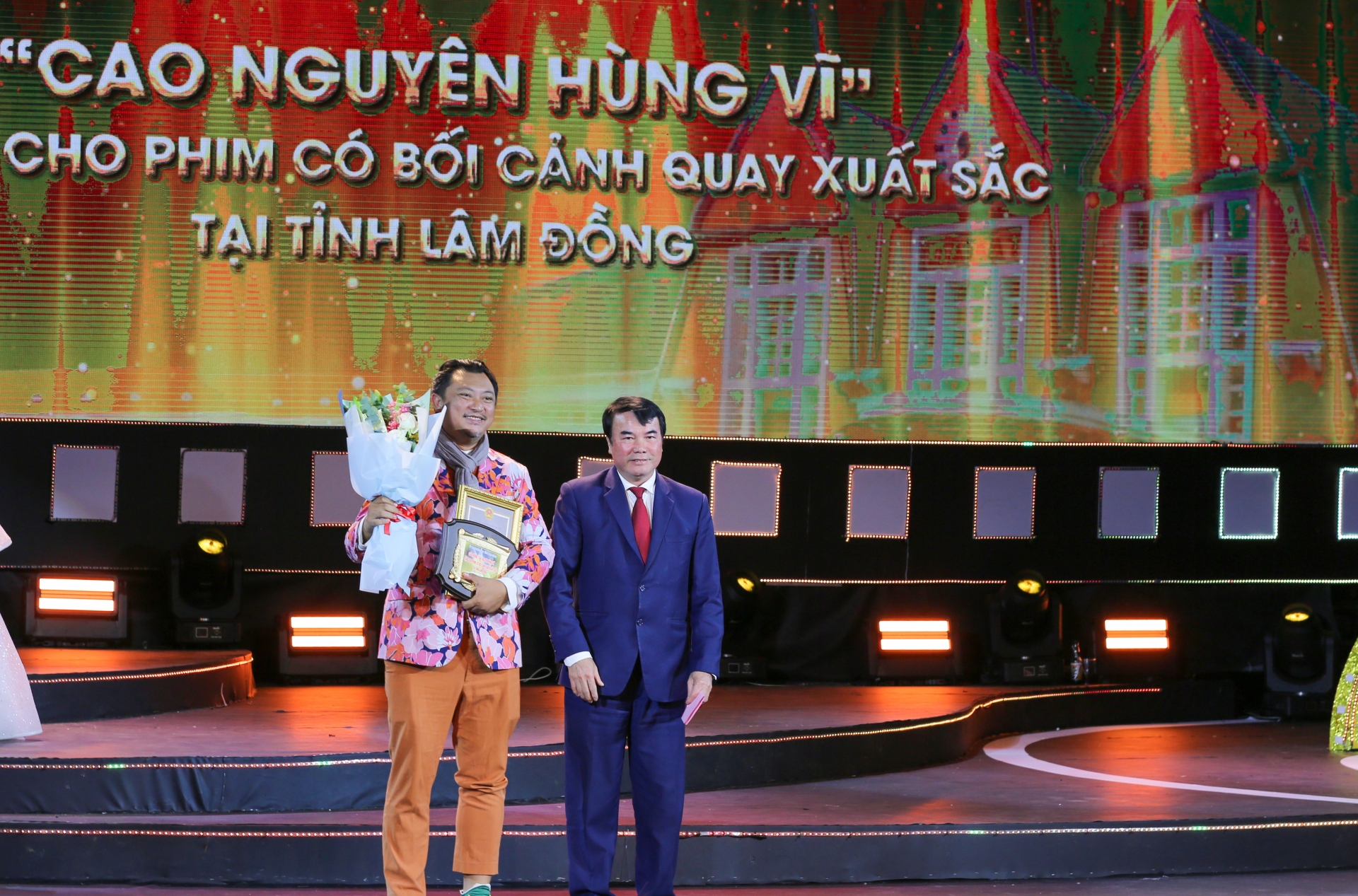 Phó Chủ tịch UBND tỉnh Lâm Đồng Phạm S trao Giải Cao nguyên hùng vĩ của UBND tỉnh Lâm Đồng cho phim Em và Trịnh