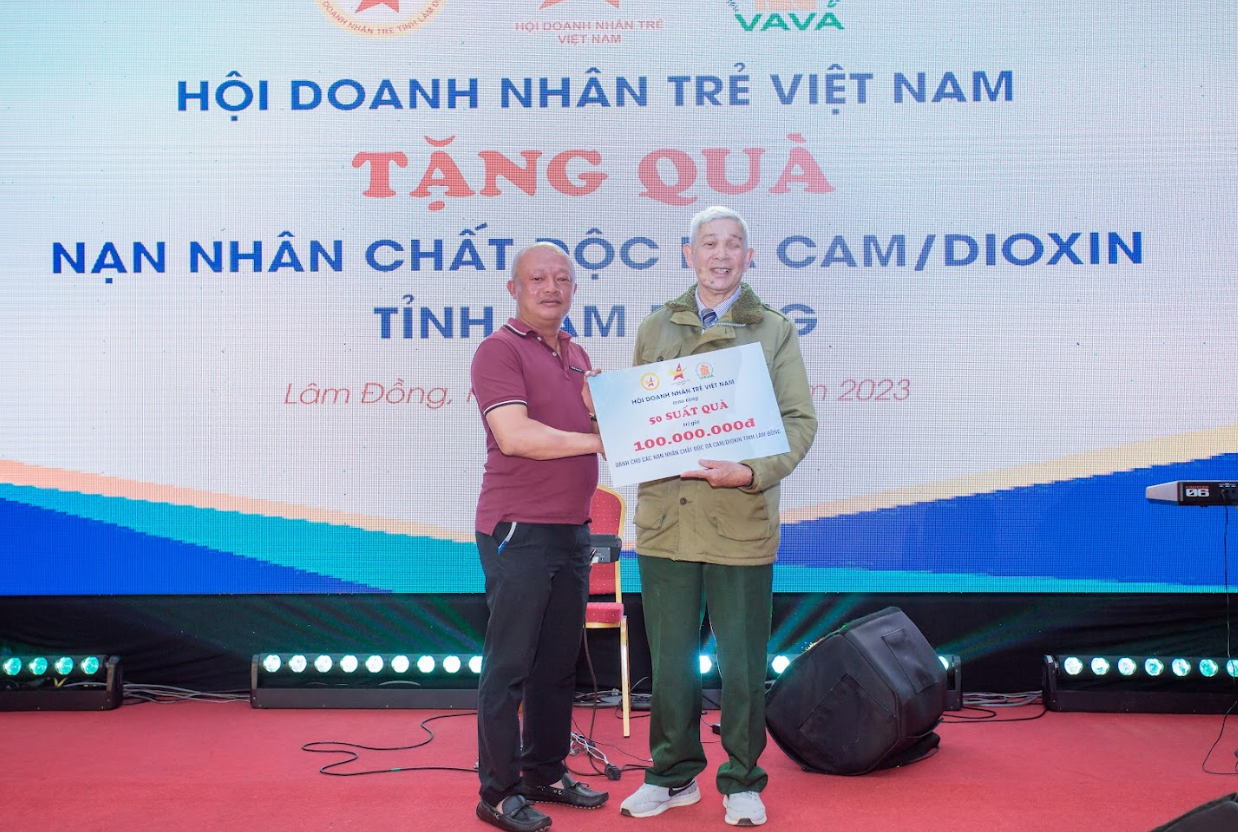Ủng hộ quà tặng và tiền mặt hơn 100 triệu đồng cho Hội Nạn nhân chất độc da cam/dioxin tỉnh Lâm Đồng