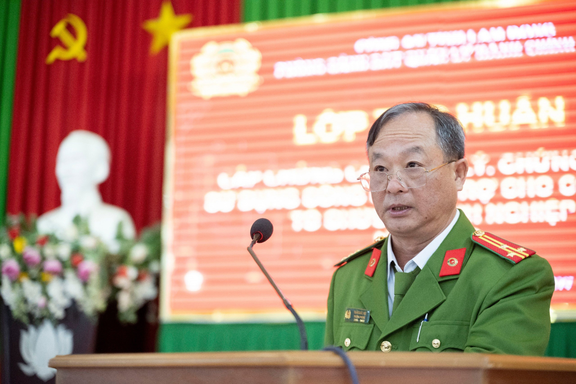 Thượng tá Trần Quốc Hội - Trưởng phòng Cảnh sát QLHC về TTXH Công an tỉnh quán triệt một số nội dung, yêu cầu, mục đích ý nghĩa buổi tập huấn