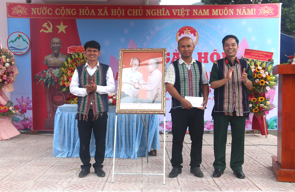 Đại tá Nguyễn Bình Sơn – Chỉ huy trưởng Bộ Chỉ huy Quân sự tỉnh tặng bức  ảnh Bác Hồ và Bác Tôn cho cán bộ và nhân dân thôn Liêng Trang 1