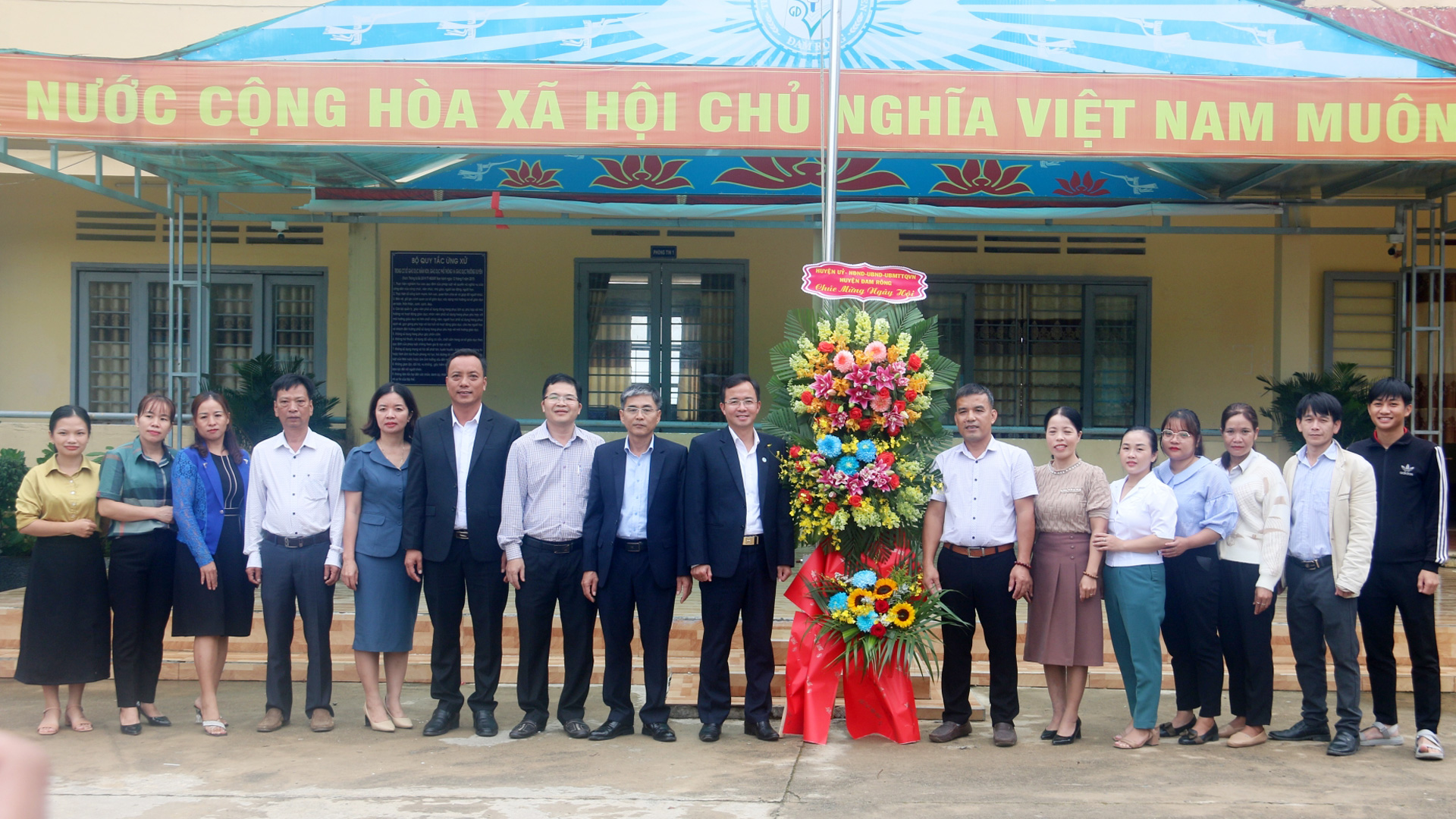 Đồng chí Nguyễn Văn Lộc – Bí thư Huyện ủy cùng đoàn tặng hoa chúc mừng các thầy cô giáo Trường THCS Rô Men